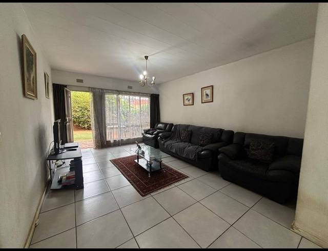 3 BEDROOM APARTMENT FOR SALE IN WINDSOR WEST